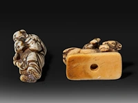 Two japanese ivory netsuke, one of a boy carrying a karako around on his shoulders, the other of lao tse on his buffalo, edo period (19thc), children h 5 cm - w 1,7 cm - 11g / lao tse h 3,3 cm - w 3,2 cm - 10g (+) - afbeelding 8 van  8