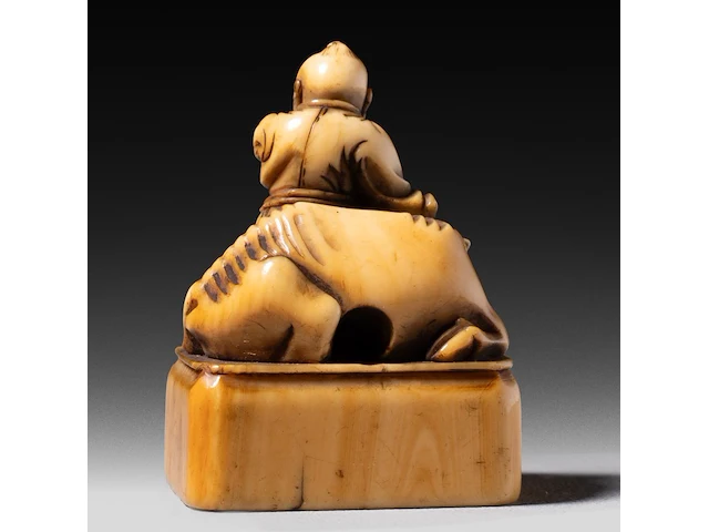 Two japanese ivory netsuke, one of a sitting dog, the other of roshi and an ox, both edo period, h 3,3 cm - w 3 cm - d 1,8 cm - 10g / h 4,3 cm - 27,6g (+) - afbeelding 8 van  13