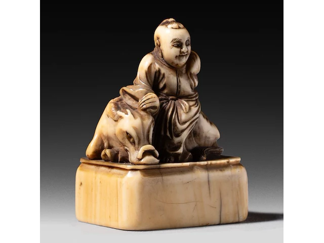 Two japanese ivory netsuke, one of a sitting dog, the other of roshi and an ox, both edo period, h 3,3 cm - w 3 cm - d 1,8 cm - 10g / h 4,3 cm - 27,6g (+) - afbeelding 9 van  13