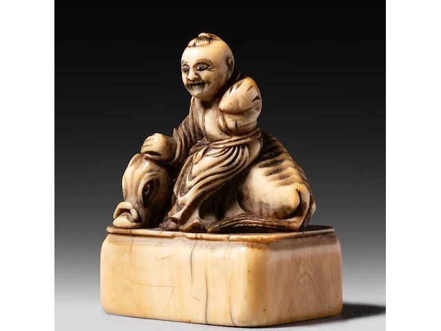 Two japanese ivory netsuke, one of a sitting dog, the other of roshi and an ox, both edo period, h 3,3 cm - w 3 cm - d 1,8 cm - 10g / h 4,3 cm - 27,6g (+) - afbeelding 10 van  13