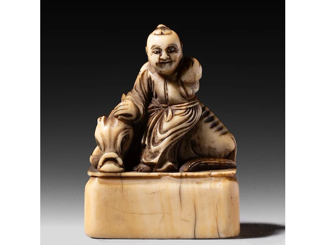 Two japanese ivory netsuke, one of a sitting dog, the other of roshi and an ox, both edo period, h 3,3 cm - w 3 cm - d 1,8 cm - 10g / h 4,3 cm - 27,6g (+) - afbeelding 11 van  13
