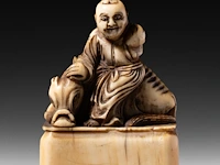 Two japanese ivory netsuke, one of a sitting dog, the other of roshi and an ox, both edo period, h 3,3 cm - w 3 cm - d 1,8 cm - 10g / h 4,3 cm - 27,6g (+) - afbeelding 11 van  13