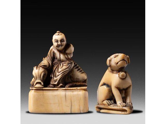 Two japanese ivory netsuke, one of a sitting dog, the other of roshi and an ox, both edo period, h 3,3 cm - w 3 cm - d 1,8 cm - 10g / h 4,3 cm - 27,6g (+) - afbeelding 1 van  7