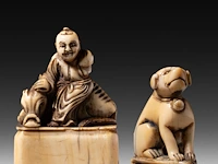 Two japanese ivory netsuke, one of a sitting dog, the other of roshi and an ox, both edo period, h 3,3 cm - w 3 cm - d 1,8 cm - 10g / h 4,3 cm - 27,6g (+)