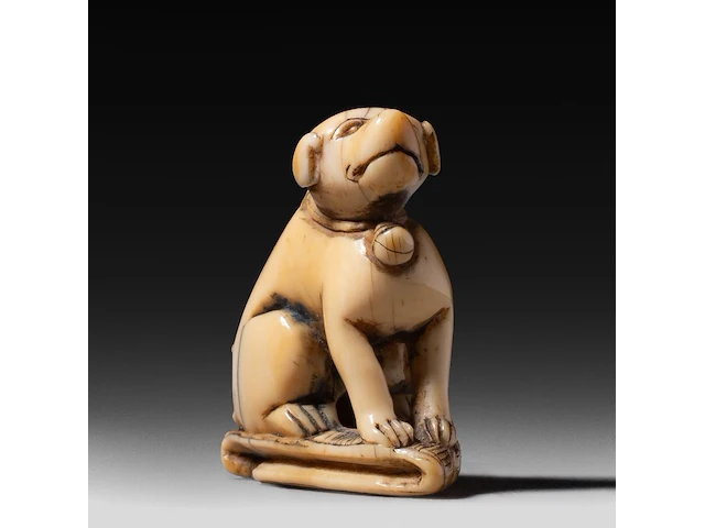 Two japanese ivory netsuke, one of a sitting dog, the other of roshi and an ox, both edo period, h 3,3 cm - w 3 cm - d 1,8 cm - 10g / h 4,3 cm - 27,6g (+) - afbeelding 2 van  7