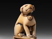 Two japanese ivory netsuke, one of a sitting dog, the other of roshi and an ox, both edo period, h 3,3 cm - w 3 cm - d 1,8 cm - 10g / h 4,3 cm - 27,6g (+) - afbeelding 2 van  7