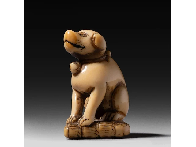 Two japanese ivory netsuke, one of a sitting dog, the other of roshi and an ox, both edo period, h 3,3 cm - w 3 cm - d 1,8 cm - 10g / h 4,3 cm - 27,6g (+) - afbeelding 3 van  7