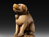 Two japanese ivory netsuke, one of a sitting dog, the other of roshi and an ox, both edo period, h 3,3 cm - w 3 cm - d 1,8 cm - 10g / h 4,3 cm - 27,6g (+) - afbeelding 3 van  7