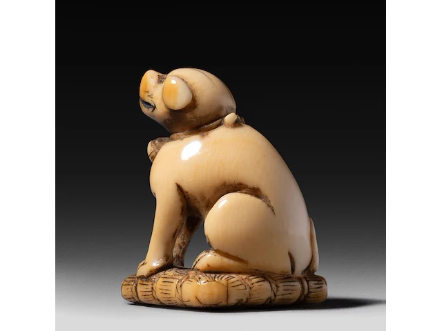 Two japanese ivory netsuke, one of a sitting dog, the other of roshi and an ox, both edo period, h 3,3 cm - w 3 cm - d 1,8 cm - 10g / h 4,3 cm - 27,6g (+) - afbeelding 4 van  7