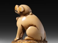 Two japanese ivory netsuke, one of a sitting dog, the other of roshi and an ox, both edo period, h 3,3 cm - w 3 cm - d 1,8 cm - 10g / h 4,3 cm - 27,6g (+) - afbeelding 4 van  7