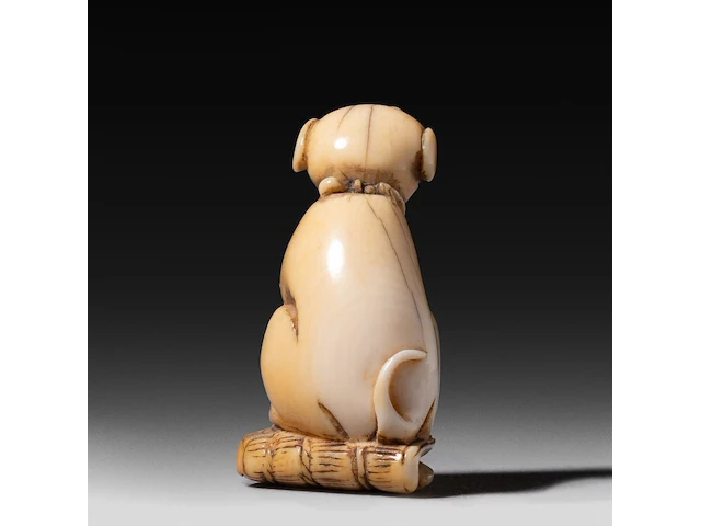 Two japanese ivory netsuke, one of a sitting dog, the other of roshi and an ox, both edo period, h 3,3 cm - w 3 cm - d 1,8 cm - 10g / h 4,3 cm - 27,6g (+) - afbeelding 5 van  7