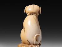 Two japanese ivory netsuke, one of a sitting dog, the other of roshi and an ox, both edo period, h 3,3 cm - w 3 cm - d 1,8 cm - 10g / h 4,3 cm - 27,6g (+) - afbeelding 5 van  7