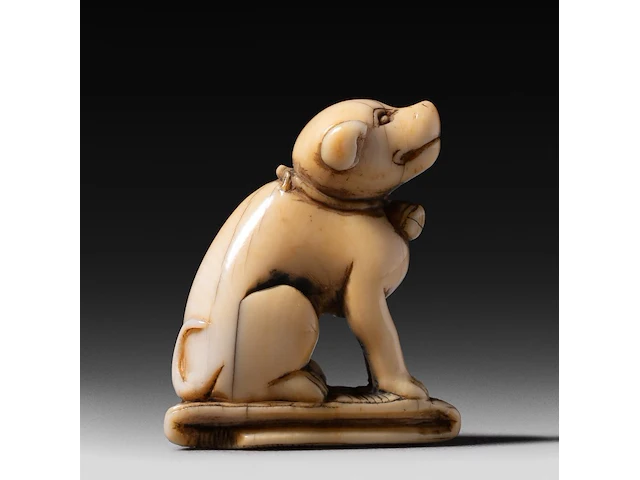 Two japanese ivory netsuke, one of a sitting dog, the other of roshi and an ox, both edo period, h 3,3 cm - w 3 cm - d 1,8 cm - 10g / h 4,3 cm - 27,6g (+) - afbeelding 6 van  7