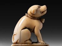Two japanese ivory netsuke, one of a sitting dog, the other of roshi and an ox, both edo period, h 3,3 cm - w 3 cm - d 1,8 cm - 10g / h 4,3 cm - 27,6g (+) - afbeelding 6 van  7