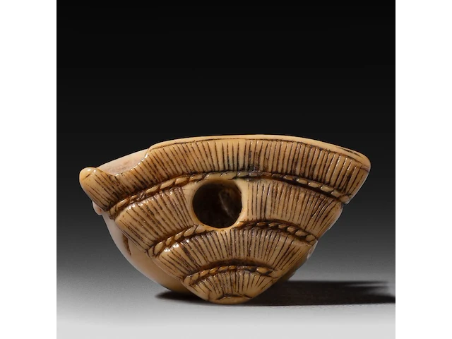 Two japanese ivory netsuke, one of a sitting dog, the other of roshi and an ox, both edo period, h 3,3 cm - w 3 cm - d 1,8 cm - 10g / h 4,3 cm - 27,6g (+) - afbeelding 7 van  7
