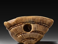 Two japanese ivory netsuke, one of a sitting dog, the other of roshi and an ox, both edo period, h 3,3 cm - w 3 cm - d 1,8 cm - 10g / h 4,3 cm - 27,6g (+) - afbeelding 7 van  7