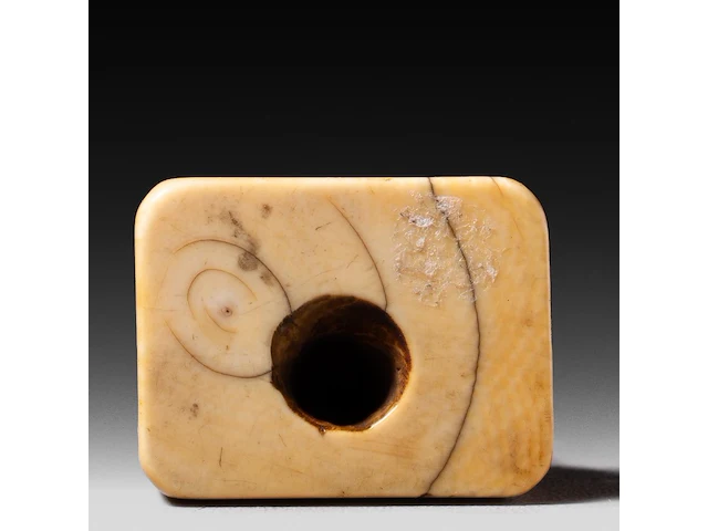Two japanese ivory netsuke, one of a sitting dog, the other of roshi and an ox, both edo period, h 3,3 cm - w 3 cm - d 1,8 cm - 10g / h 4,3 cm - 27,6g (+) - afbeelding 12 van  13