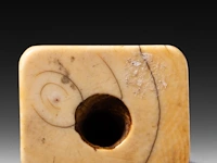 Two japanese ivory netsuke, one of a sitting dog, the other of roshi and an ox, both edo period, h 3,3 cm - w 3 cm - d 1,8 cm - 10g / h 4,3 cm - 27,6g (+) - afbeelding 12 van  13