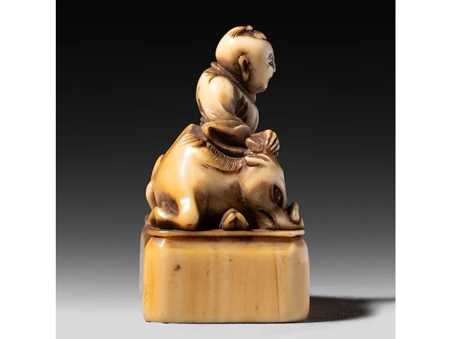 Two japanese ivory netsuke, one of a sitting dog, the other of roshi and an ox, both edo period, h 3,3 cm - w 3 cm - d 1,8 cm - 10g / h 4,3 cm - 27,6g (+) - afbeelding 13 van  13