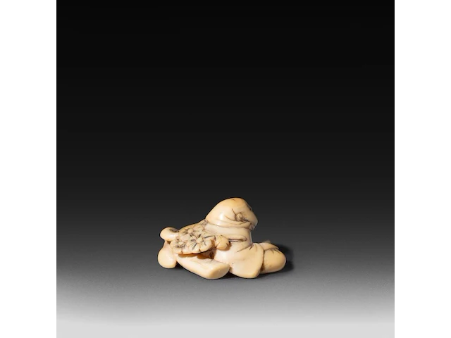 Two japanese ivory netsuke, one of a woman carrying a large jug, signed masakazu, the other of a resting man, edo/meiji period (19thc), h 6 cm - 15,9g / h 2 cm - 14g (+) - afbeelding 8 van  12