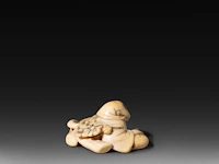 Two japanese ivory netsuke, one of a woman carrying a large jug, signed masakazu, the other of a resting man, edo/meiji period (19thc), h 6 cm - 15,9g / h 2 cm - 14g (+) - afbeelding 8 van  12