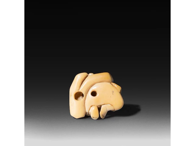 Two japanese ivory netsuke, one of a woman carrying a large jug, signed masakazu, the other of a resting man, edo/meiji period (19thc), h 6 cm - 15,9g / h 2 cm - 14g (+) - afbeelding 9 van  12