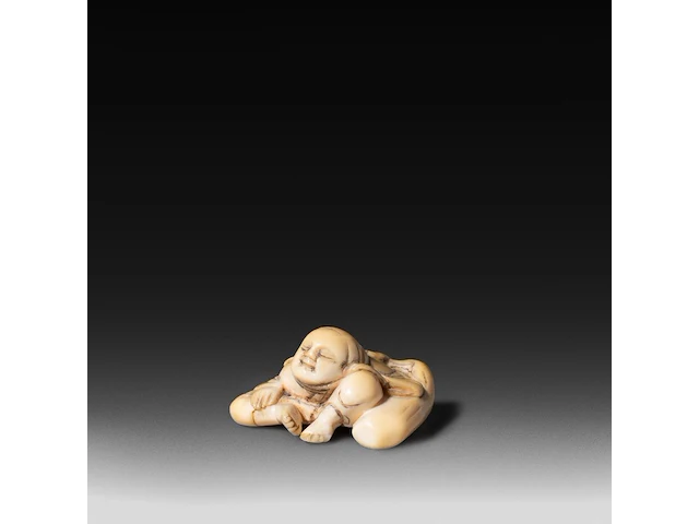 Two japanese ivory netsuke, one of a woman carrying a large jug, signed masakazu, the other of a resting man, edo/meiji period (19thc), h 6 cm - 15,9g / h 2 cm - 14g (+) - afbeelding 10 van  12