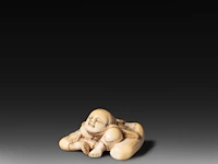 Two japanese ivory netsuke, one of a woman carrying a large jug, signed masakazu, the other of a resting man, edo/meiji period (19thc), h 6 cm - 15,9g / h 2 cm - 14g (+) - afbeelding 10 van  12