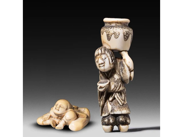 Two japanese ivory netsuke, one of a woman carrying a large jug, signed masakazu, the other of a resting man, edo/meiji period (19thc), h 6 cm - 15,9g / h 2 cm - 14g (+) - afbeelding 1 van  7