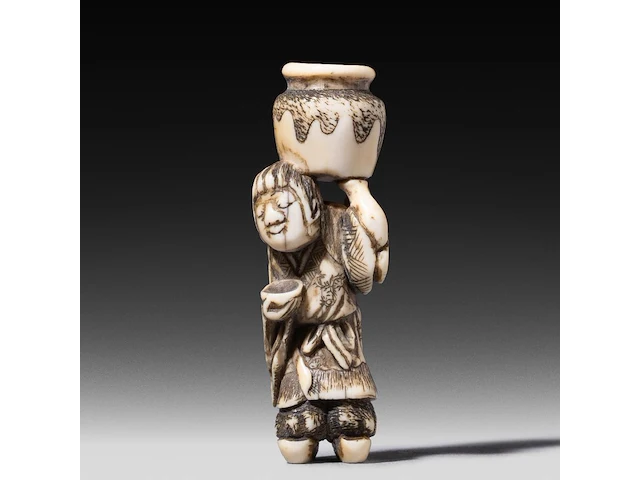 Two japanese ivory netsuke, one of a woman carrying a large jug, signed masakazu, the other of a resting man, edo/meiji period (19thc), h 6 cm - 15,9g / h 2 cm - 14g (+) - afbeelding 2 van  7