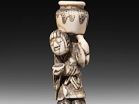 Two japanese ivory netsuke, one of a woman carrying a large jug, signed masakazu, the other of a resting man, edo/meiji period (19thc), h 6 cm - 15,9g / h 2 cm - 14g (+) - afbeelding 2 van  7