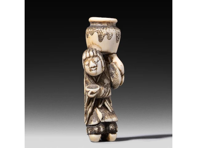 Two japanese ivory netsuke, one of a woman carrying a large jug, signed masakazu, the other of a resting man, edo/meiji period (19thc), h 6 cm - 15,9g / h 2 cm - 14g (+) - afbeelding 3 van  7