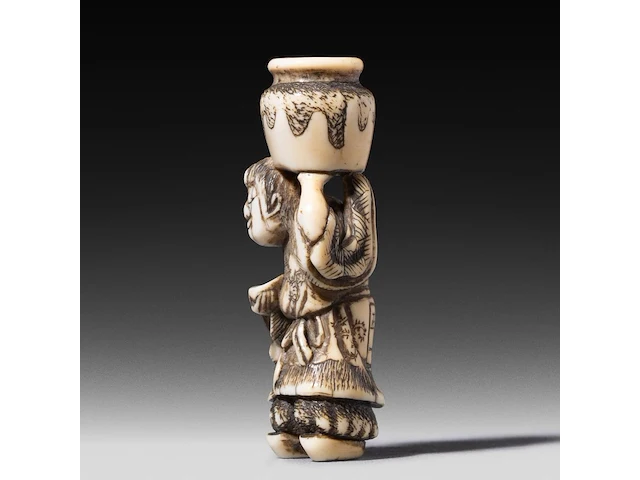 Two japanese ivory netsuke, one of a woman carrying a large jug, signed masakazu, the other of a resting man, edo/meiji period (19thc), h 6 cm - 15,9g / h 2 cm - 14g (+) - afbeelding 4 van  7