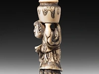 Two japanese ivory netsuke, one of a woman carrying a large jug, signed masakazu, the other of a resting man, edo/meiji period (19thc), h 6 cm - 15,9g / h 2 cm - 14g (+) - afbeelding 4 van  7
