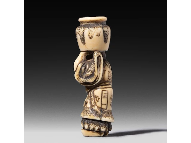 Two japanese ivory netsuke, one of a woman carrying a large jug, signed masakazu, the other of a resting man, edo/meiji period (19thc), h 6 cm - 15,9g / h 2 cm - 14g (+) - afbeelding 5 van  7