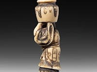 Two japanese ivory netsuke, one of a woman carrying a large jug, signed masakazu, the other of a resting man, edo/meiji period (19thc), h 6 cm - 15,9g / h 2 cm - 14g (+) - afbeelding 5 van  7