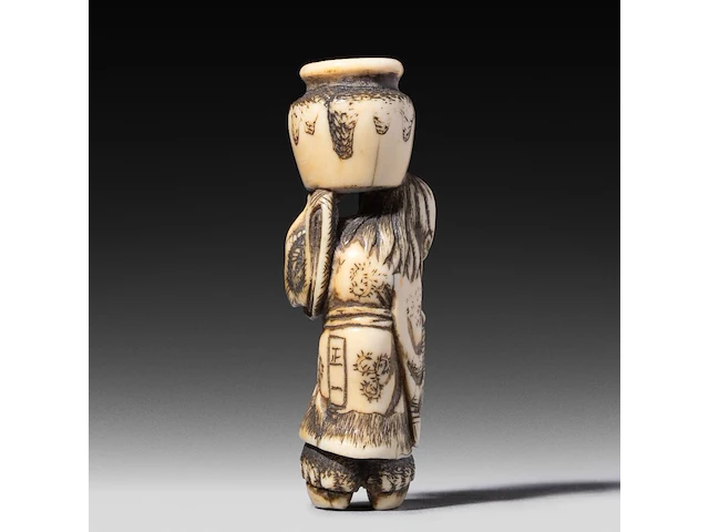 Two japanese ivory netsuke, one of a woman carrying a large jug, signed masakazu, the other of a resting man, edo/meiji period (19thc), h 6 cm - 15,9g / h 2 cm - 14g (+) - afbeelding 6 van  7