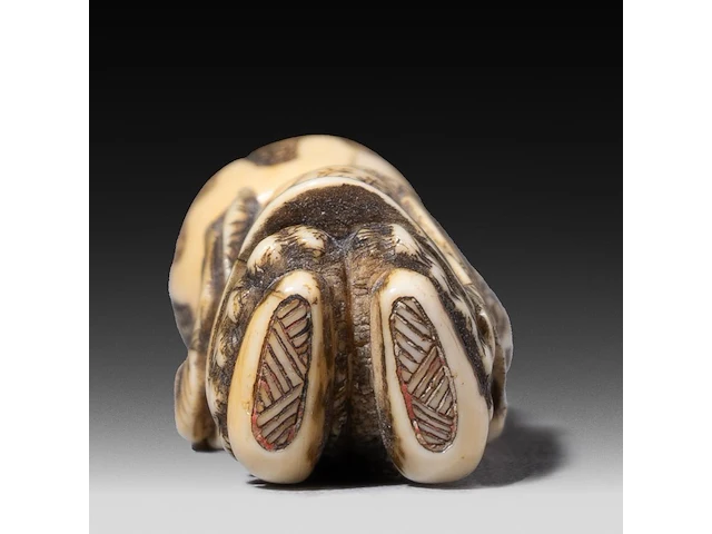 Two japanese ivory netsuke, one of a woman carrying a large jug, signed masakazu, the other of a resting man, edo/meiji period (19thc), h 6 cm - 15,9g / h 2 cm - 14g (+) - afbeelding 7 van  7