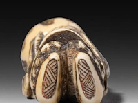 Two japanese ivory netsuke, one of a woman carrying a large jug, signed masakazu, the other of a resting man, edo/meiji period (19thc), h 6 cm - 15,9g / h 2 cm - 14g (+) - afbeelding 7 van  7