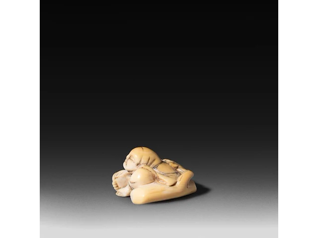 Two japanese ivory netsuke, one of a woman carrying a large jug, signed masakazu, the other of a resting man, edo/meiji period (19thc), h 6 cm - 15,9g / h 2 cm - 14g (+) - afbeelding 11 van  12