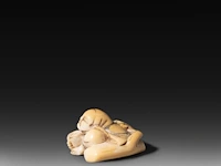 Two japanese ivory netsuke, one of a woman carrying a large jug, signed masakazu, the other of a resting man, edo/meiji period (19thc), h 6 cm - 15,9g / h 2 cm - 14g (+) - afbeelding 11 van  12