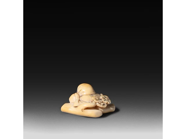 Two japanese ivory netsuke, one of a woman carrying a large jug, signed masakazu, the other of a resting man, edo/meiji period (19thc), h 6 cm - 15,9g / h 2 cm - 14g (+) - afbeelding 12 van  12