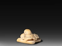 Two japanese ivory netsuke, one of a woman carrying a large jug, signed masakazu, the other of a resting man, edo/meiji period (19thc), h 6 cm - 15,9g / h 2 cm - 14g (+) - afbeelding 12 van  12