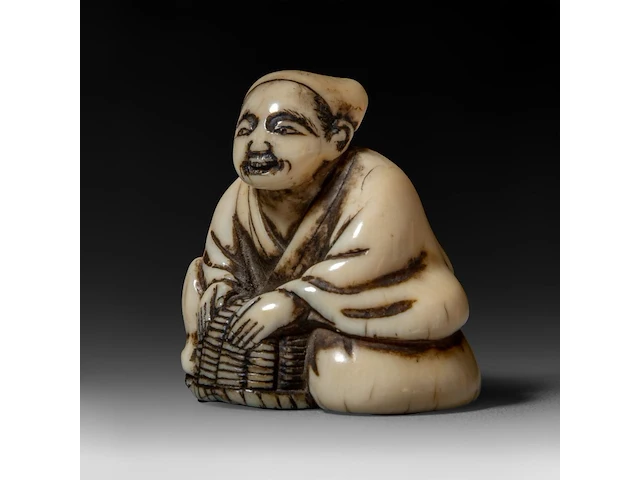 Two japanese ivory netsuke, one of an immortal and one of a man with a basket, edo period (19thc), h 3 cm - w 3,2 cm - d 2,5 cm - 20g / h 3,6 cm - w 3,9 cm - d 3,3 cm - 30g ; added two marine ivory netsuke, meiji period - afbeelding 9 van  22
