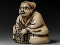 Two japanese ivory netsuke, one of an immortal and one of a man with a basket, edo period (19thc), h 3 cm - w 3,2 cm - d 2,5 cm - 20g / h 3,6 cm - w 3,9 cm - d 3,3 cm - 30g ; added two marine ivory netsuke, meiji period - afbeelding 9 van  22