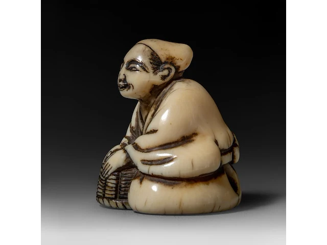 Two japanese ivory netsuke, one of an immortal and one of a man with a basket, edo period (19thc), h 3 cm - w 3,2 cm - d 2,5 cm - 20g / h 3,6 cm - w 3,9 cm - d 3,3 cm - 30g ; added two marine ivory netsuke, meiji period - afbeelding 10 van  22