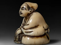 Two japanese ivory netsuke, one of an immortal and one of a man with a basket, edo period (19thc), h 3 cm - w 3,2 cm - d 2,5 cm - 20g / h 3,6 cm - w 3,9 cm - d 3,3 cm - 30g ; added two marine ivory netsuke, meiji period - afbeelding 10 van  22