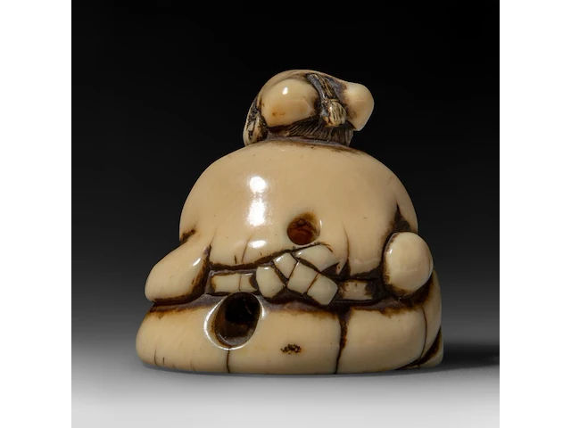 Two japanese ivory netsuke, one of an immortal and one of a man with a basket, edo period (19thc), h 3 cm - w 3,2 cm - d 2,5 cm - 20g / h 3,6 cm - w 3,9 cm - d 3,3 cm - 30g ; added two marine ivory netsuke, meiji period - afbeelding 11 van  22