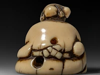 Two japanese ivory netsuke, one of an immortal and one of a man with a basket, edo period (19thc), h 3 cm - w 3,2 cm - d 2,5 cm - 20g / h 3,6 cm - w 3,9 cm - d 3,3 cm - 30g ; added two marine ivory netsuke, meiji period - afbeelding 11 van  22