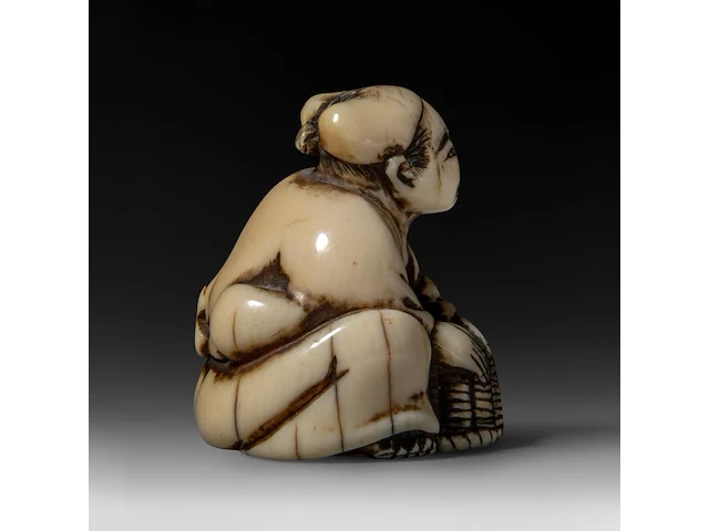 Two japanese ivory netsuke, one of an immortal and one of a man with a basket, edo period (19thc), h 3 cm - w 3,2 cm - d 2,5 cm - 20g / h 3,6 cm - w 3,9 cm - d 3,3 cm - 30g ; added two marine ivory netsuke, meiji period - afbeelding 12 van  22
